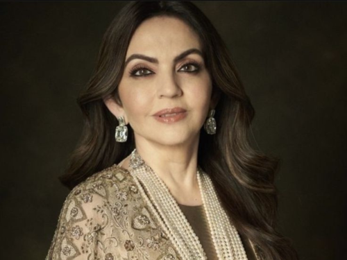 nita ambani gold dress ELLEFashion: Mrs. Nita Mukesh Ambani, renowned for her love of  craftsmanship, stuns in a custom Manish Malhotra antique gold ensemble.  Drawing inspiration from the classic Hyderabadi kurta and Khada dupatta,  this bespoke