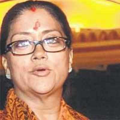 Vasundhara Raje hands over resignation to Advani