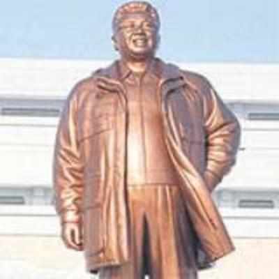 Late Kim Jong-il's statue goes casual