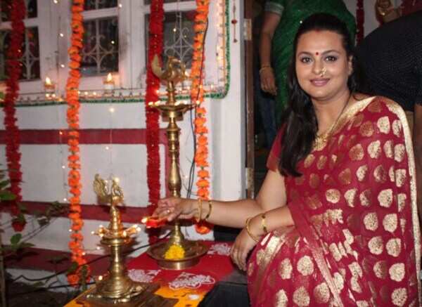 Shilpa celebrates Diwali with 'Sau Shashi Deodhar' team in Pune
