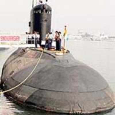 Submarine sinks, 18 navymen missing