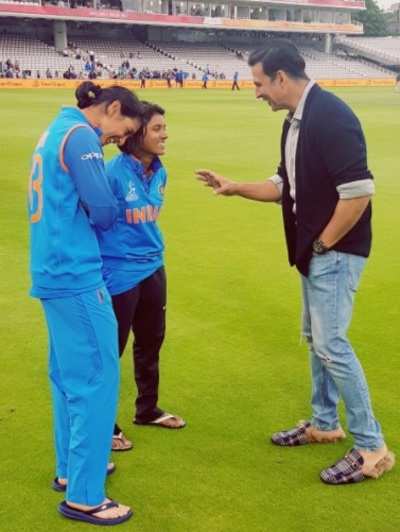 Akshay Kumar shares a light moment with Indian women’s cricket team on field