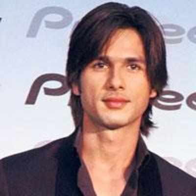 Shahid gives Priyanka's bash a miss