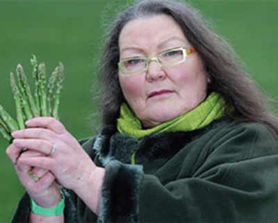 Fortune-teller uses asparagus to make 2014 predictions