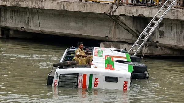 Bus carrying 20 workers plunges into canal in Kanpur
