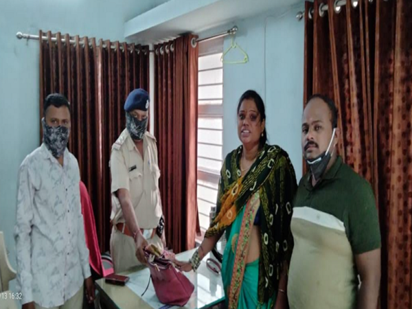 Ahmedabad: PSI and his staff return lost purse containing cash and jewellery to its owner