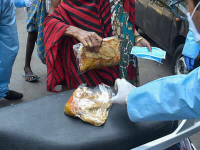 Man attacks volunteers distributing food to the poor