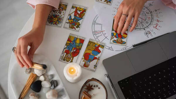 Can tarot cards predict change in life? Cards that reflect change in the reading?