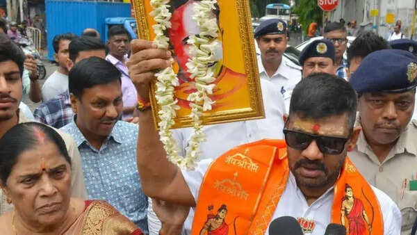 Out on bail, BJP candidate Rakesh Singh with 56 criminal cases files papers for Kolkata Port constituency