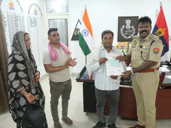 E‑rickshaw driver sets anexample, returns jewellery