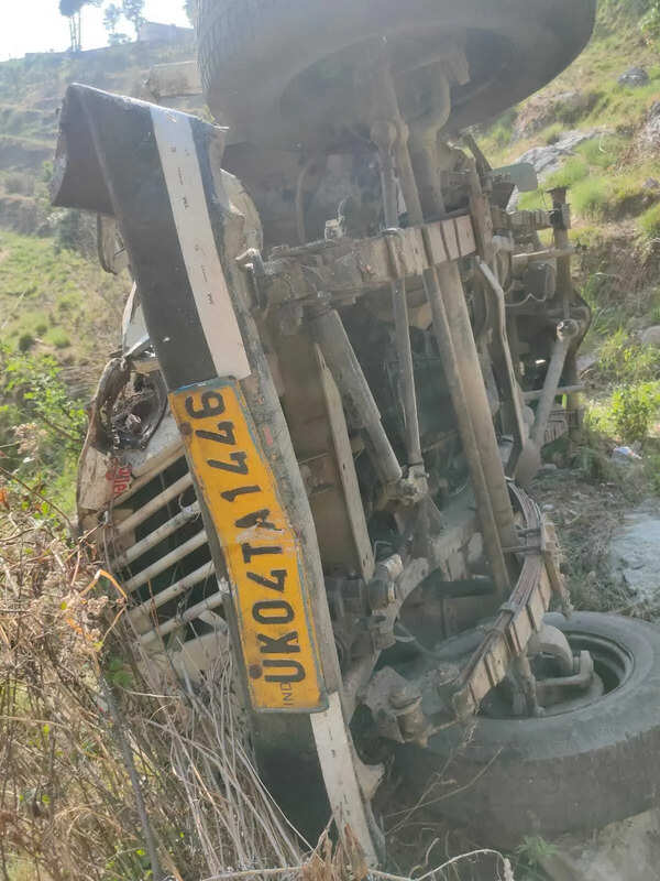 2 dead, 4 injured as vehicle falls into gorge in Dhari block