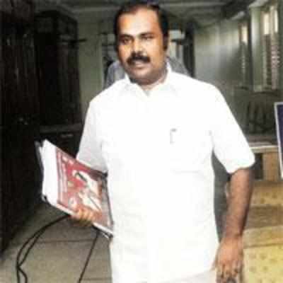 Jaya orders '˜barefoot' TN minister to wear chappals
