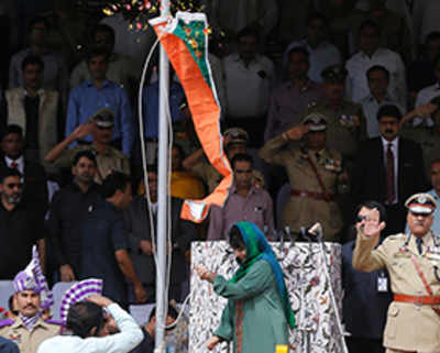 Tricolour falls during hoisting by Mehbooba