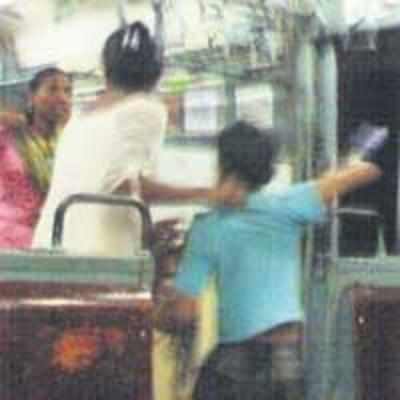 Woman's mobile snatched by boy vendors on train