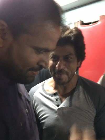 Raees promotion: Shah Rukh Khan meets cricketer brothers Yusuf and Irfan Pathan in Vadodara