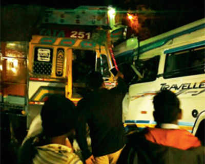 Horror before Holi day: 7 from Mumbai die in highway mishap