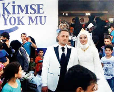 Turkish couple feed 4,000 Syrian refugees at wedding