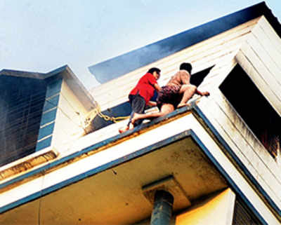 Woman, son wait for help on the ledge of burning Thane duplex
