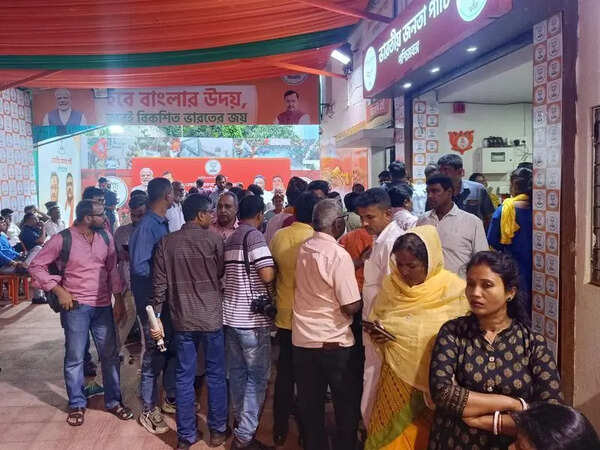 VVIPs queue up at BJP office for spl invites to Brigade swearing-in
