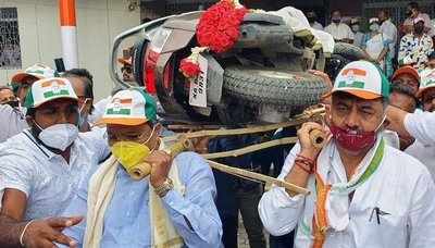 Congress leaders in Bengaluru protest fuel price hike