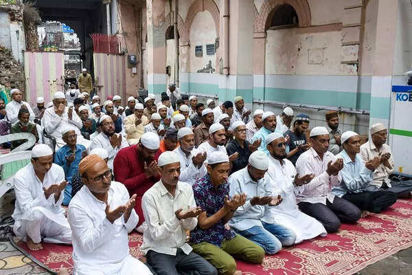 Police inspect mosques, review arrangements on Eid-ul-Fitr eve