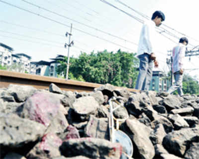 4 gangmen die after train runs over them near Kalyan on Diwali