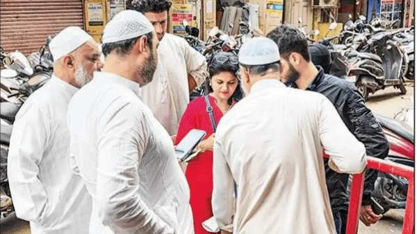 Political workers fan out to help Mumbai SIR-vive mapping