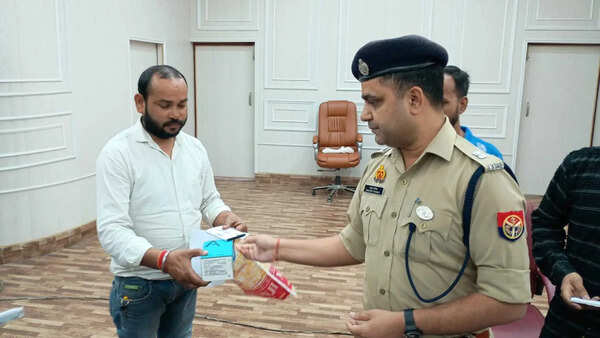 342 lost mobiles worth Rs 65 lakh returned to owners in Bareilly