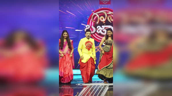 Candid moments of 'Kantara' stars from Gaana Bhajana 3