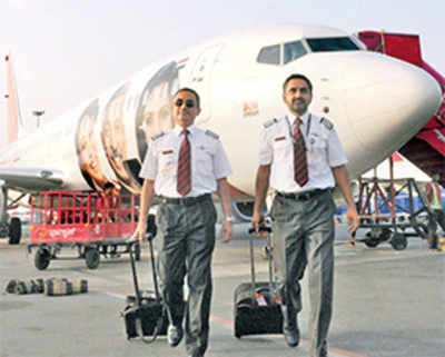 Airlines pulling out all stops to retain pilots