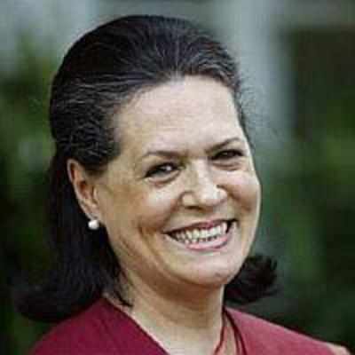 Sonia steps in to quell war, meets Pranab, PC