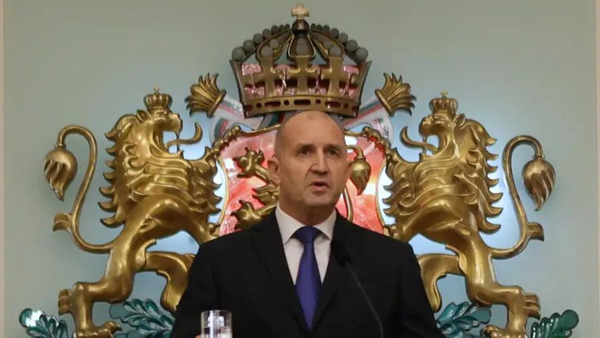Bulgaria’s pro-Russia ex-president wins landslide polls
