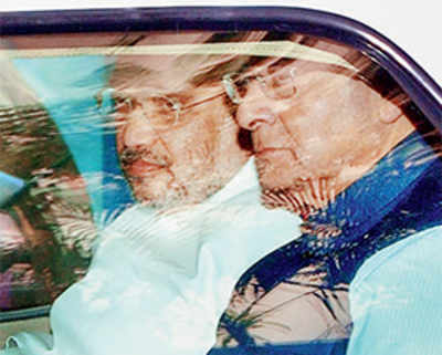 Jaitley, Shah visit Jaya, DMK doubts power play