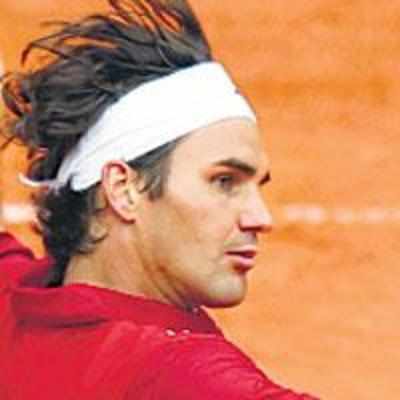 Federer struggles again