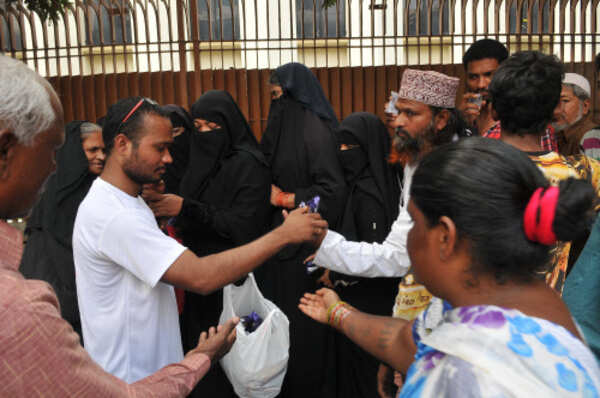 Demonetisation: How these good Samaritans saved the day