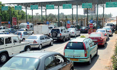 Long weekend rush made longer queues at toll booths outside city