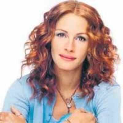 Julia Roberts chases, lectures paparazzi