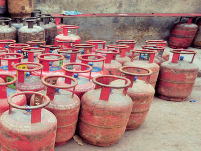 Couple sustains burns in suspected LPG leak