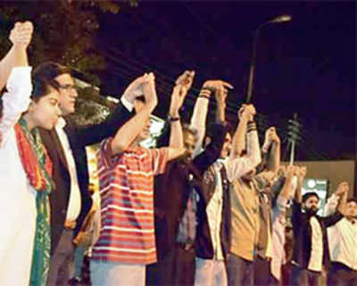Pak students form shield to protect Hindus playing Holi