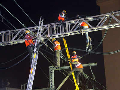 3 hurt, CR services disrupted as overhead wire snaps