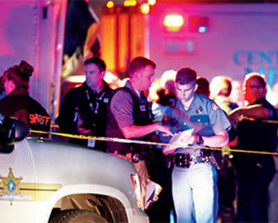 Five shot dead in Washington mall; gunman at large