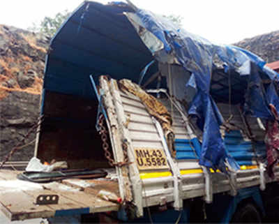 Six killed, 20 injured after tempo overturns on Pune Expressway