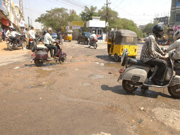 SCB crossroads turn death traps for lack of signals, CCTV cams