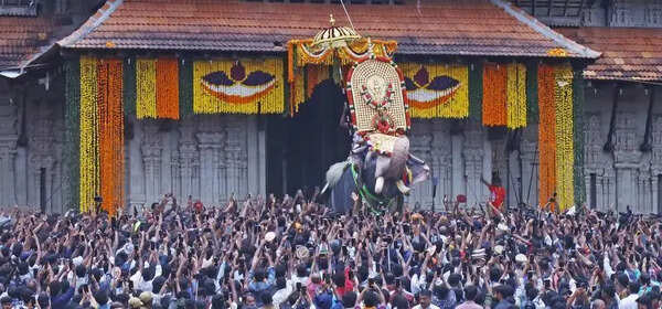 Pooram declared open with Thekke Gopura Nada opening