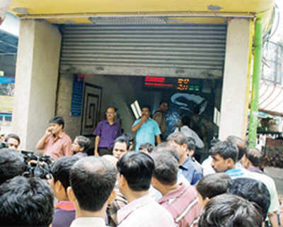 Hundreds trapped inside Kolkata Metro train for 2 hours, several fall sick