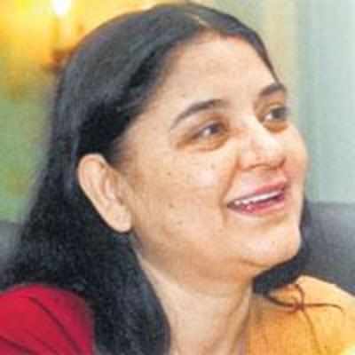 Maneka comes to Husain's defence