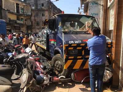 Watch: Traffic police's towing van rams into parked bikes, jewellery shop in Kalyan