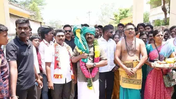 Seeman commences poll campaign criticising promise of freebies by DMK and AIADMK