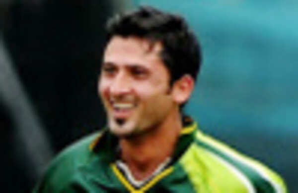 Dhoni's heroic ton goes in vain as Pakistan notch up six-wicket win