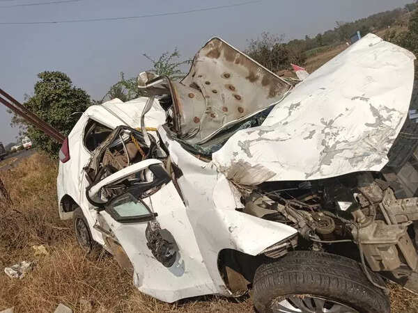 5 killed, 1 injured as MUV veers off highway to crash into tree near Mohol